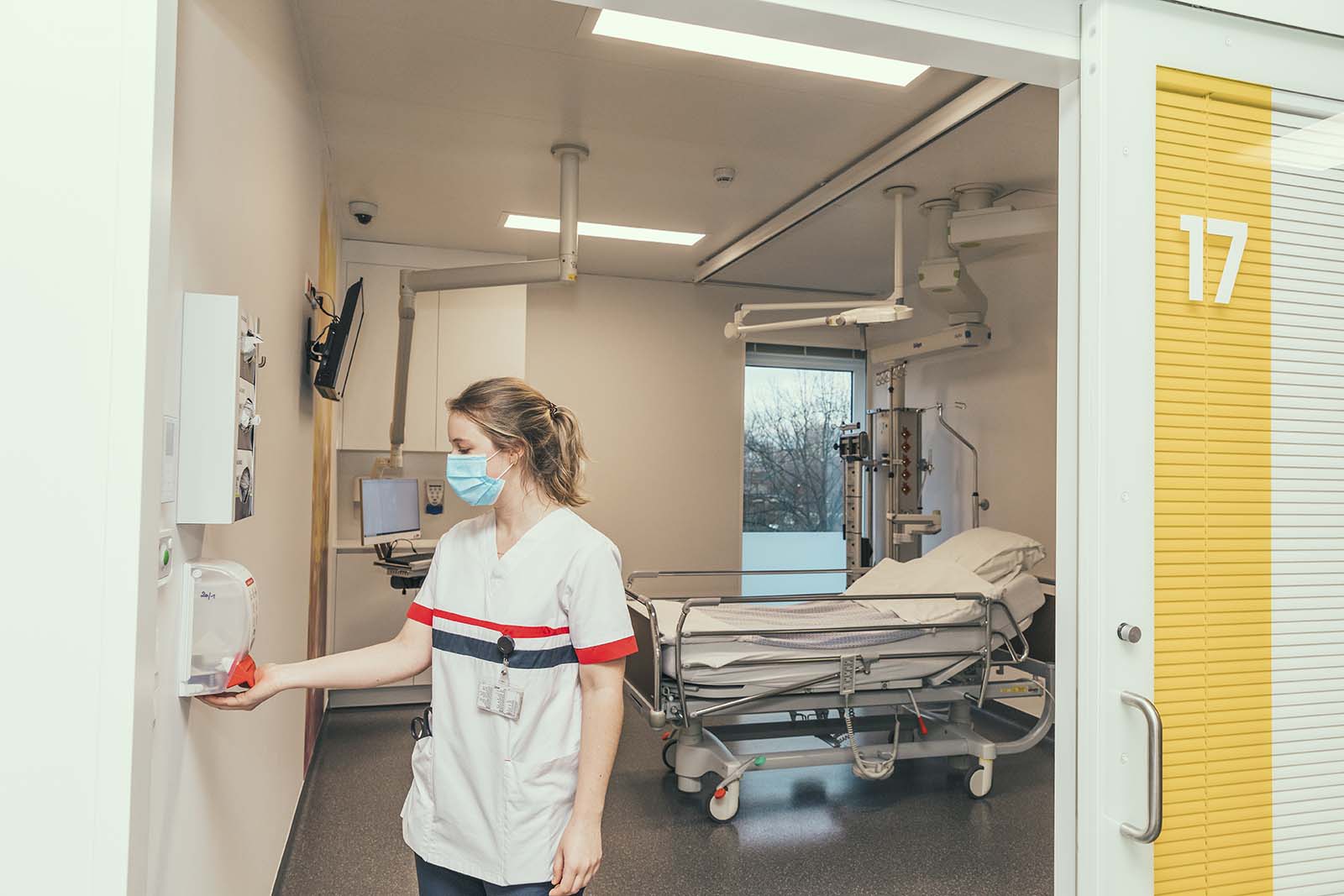 ASZ IZ Aalst verpleegkundige met mondmasker ontsmet handen